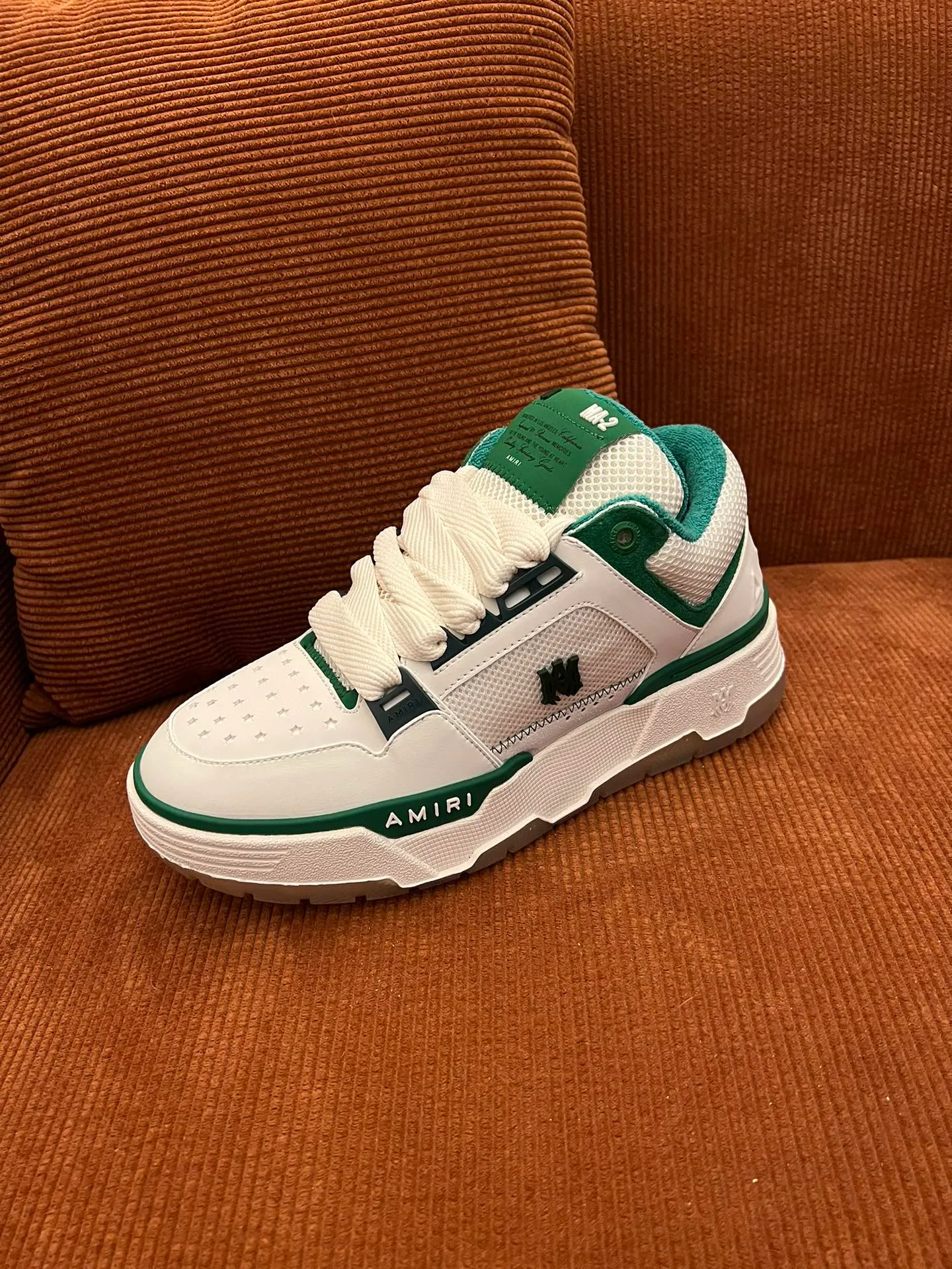 p620💰Men's shoes Amiri Emile's 2023 spring and summer new MA-1 bread shoes, couple models, casual sports shoes, sneakers Amiri gave up the rock punk style in the new season and used a large number of unsaturated colors, Morandi tones, whether you see or wear them, it will make people very happy. The large tongue of the bread shoes continues, shortens the length of the shoe body, thickens the midsole, and the toe part is more rounded. Amiri's brand letters and MA logo appear on the side of the shoe. Fabric: Original customized imported first-layer cowhide + mesh. Lining: Original customized breathable towel lining. Outsole. Foam combination material. Bottom thickness: 4CM. Size: Men's 39-45